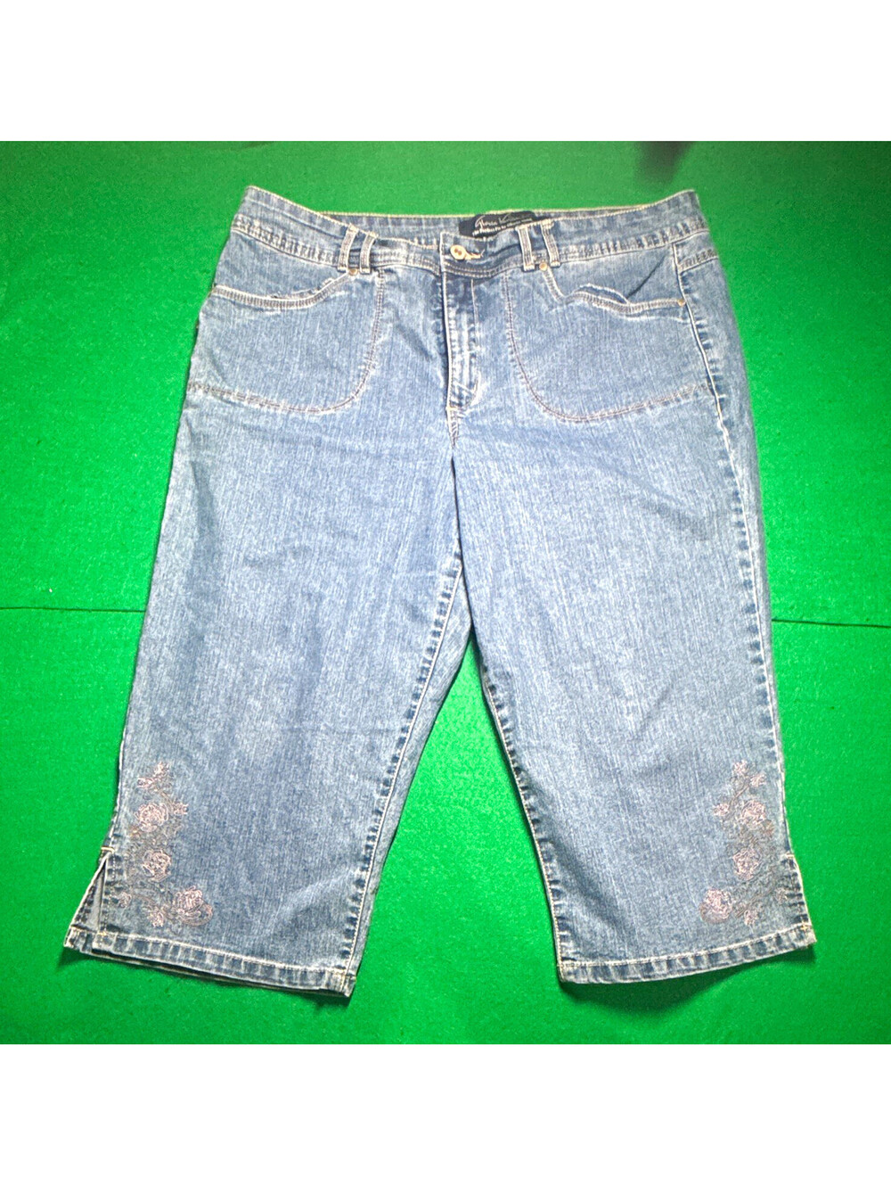 Gloria Vanderbilt Women's Blue Denim Capri Jeans, Embroidered 5-Pocket, 16